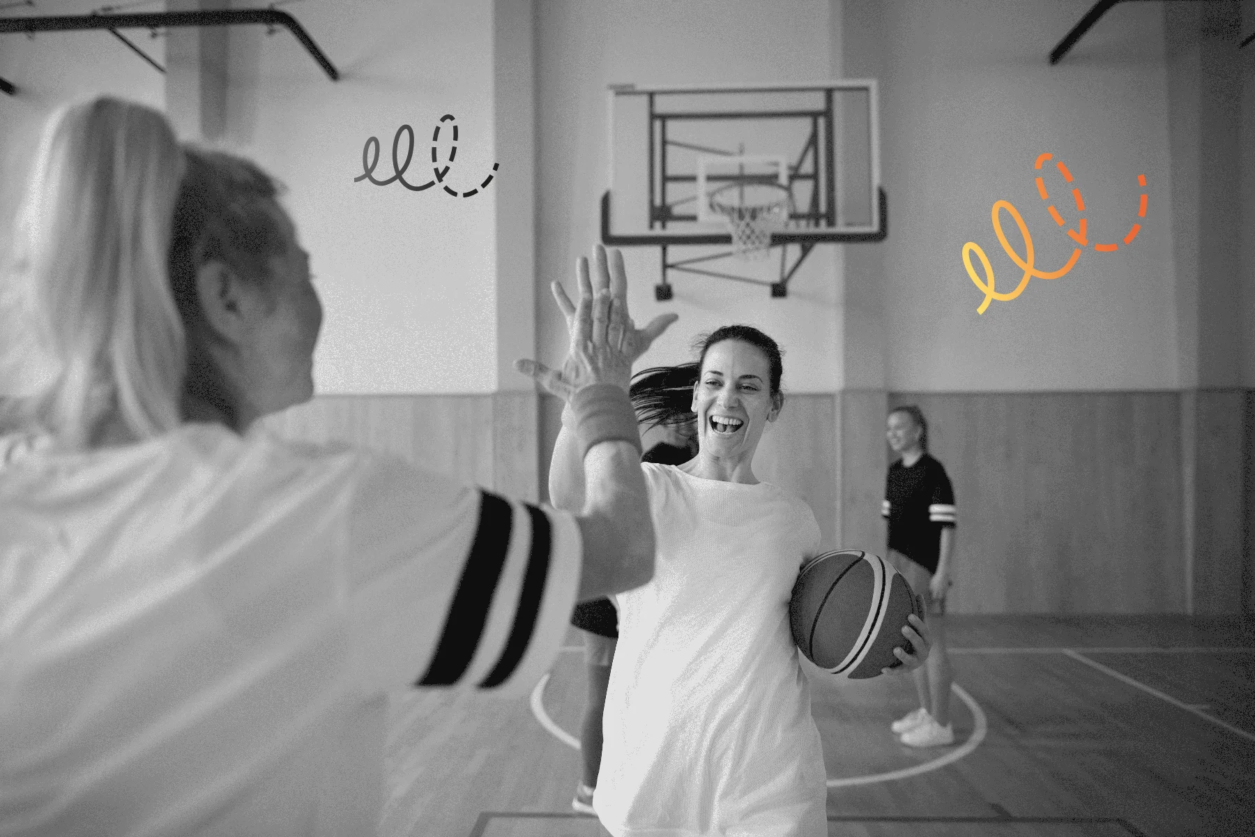 Groupe de femmes de plusieurs âges, joueuses d'équipes sportives, dans une salle de sport célébrant la victoire avec motif graphique