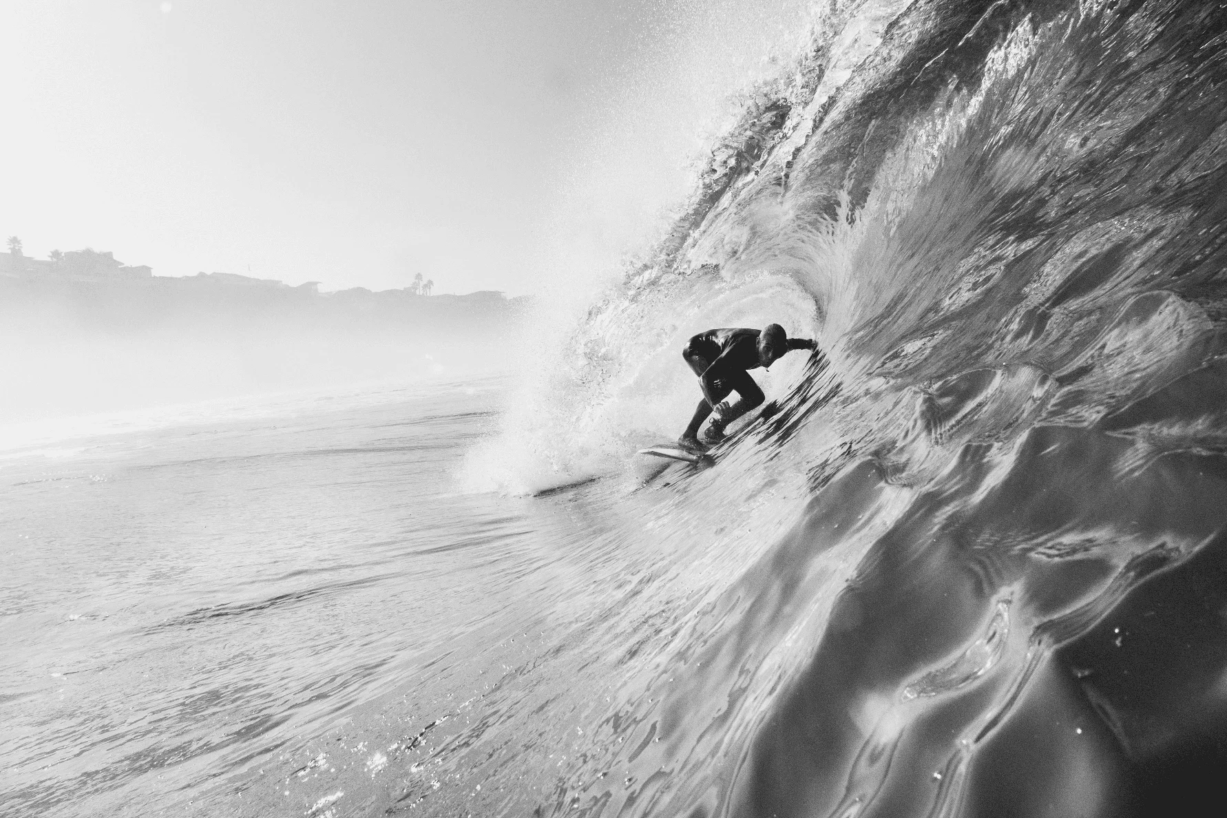 Homme adulte moyen surfant sur une vague de roulement, Leucadia, Californie, États-Unis