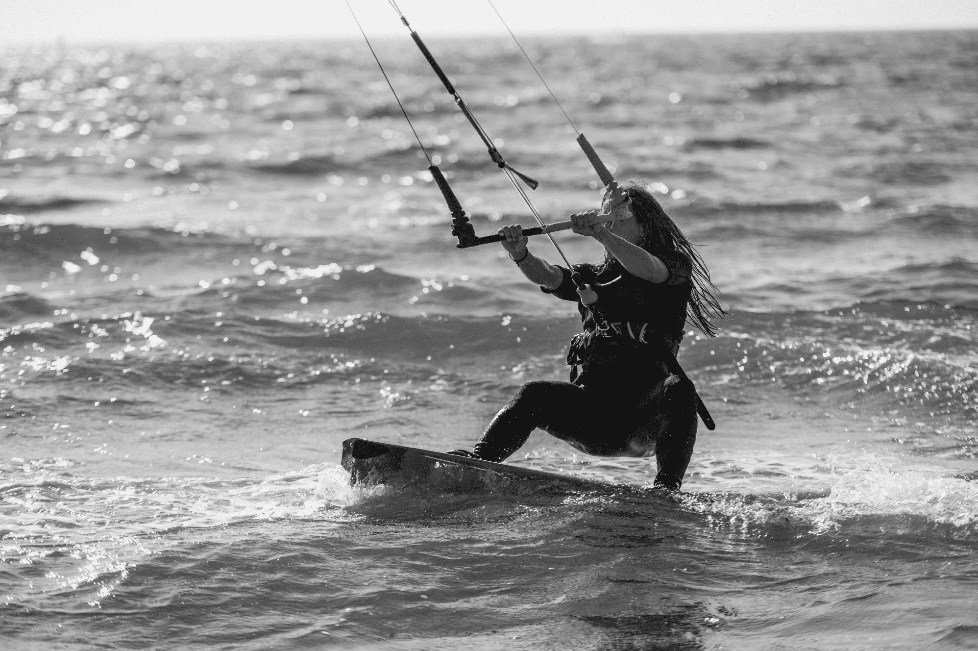 Kitesurf femme sur les eaux de l'océan