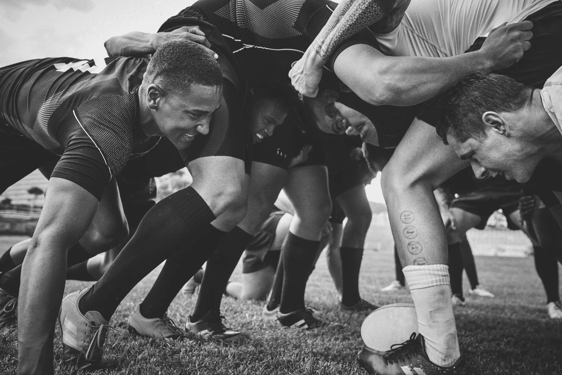 Plan à faible angle de deux jeunes équipes de rugby s'affrontant dans une mêlée lors d'un match de rugby sur un terrain