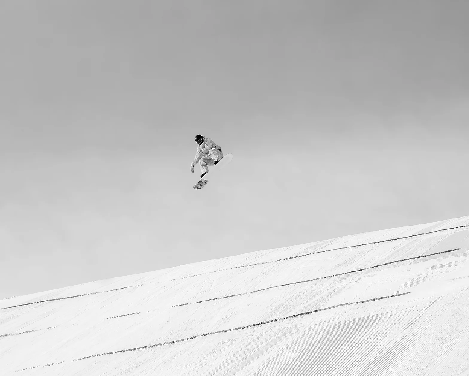 Snowboarder faisant un saut acrobatique sur une montagne hivernale. Préparation pour les Jeux olympiques d'hiver