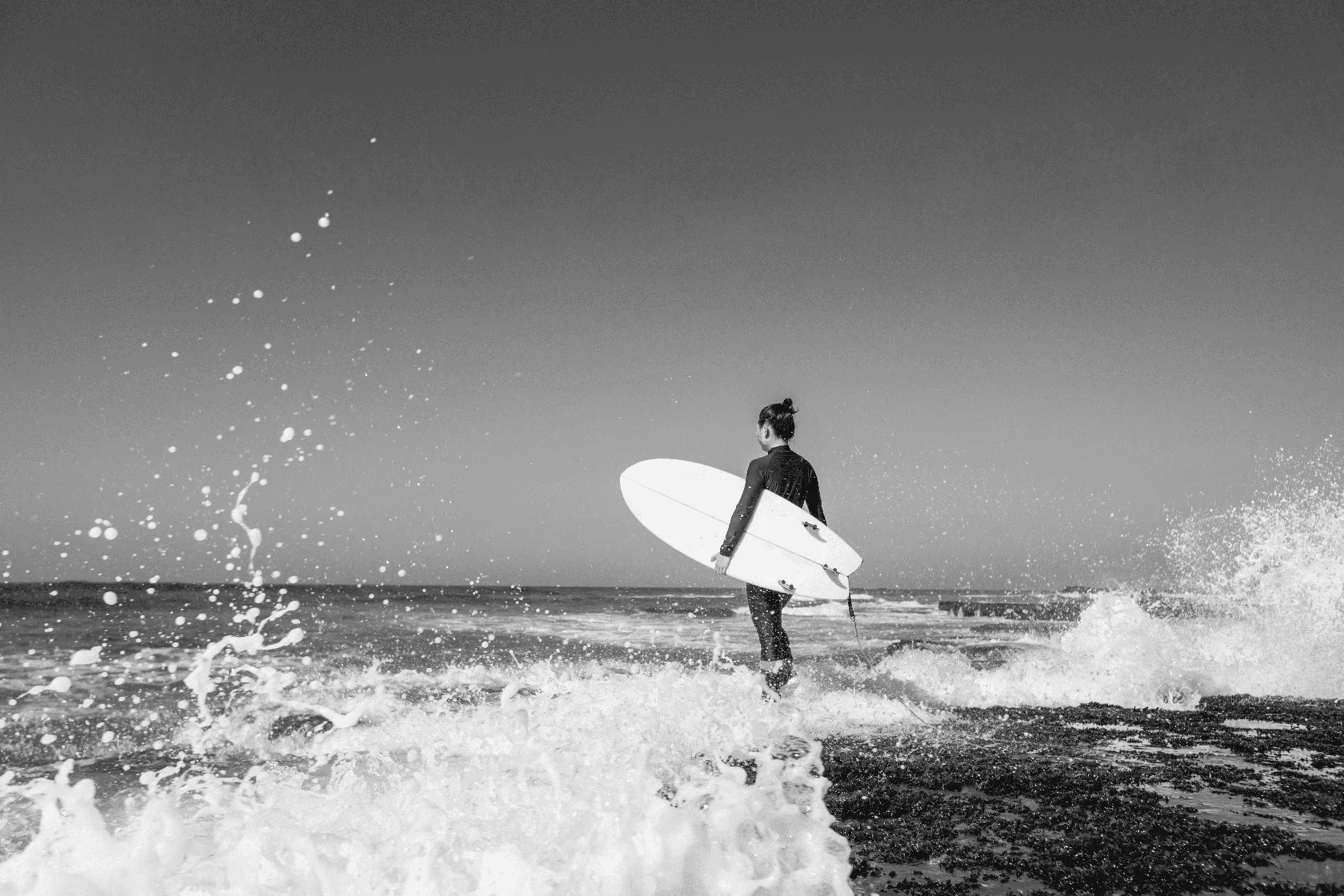 Surfeur avec planche de surf au bord de la mer