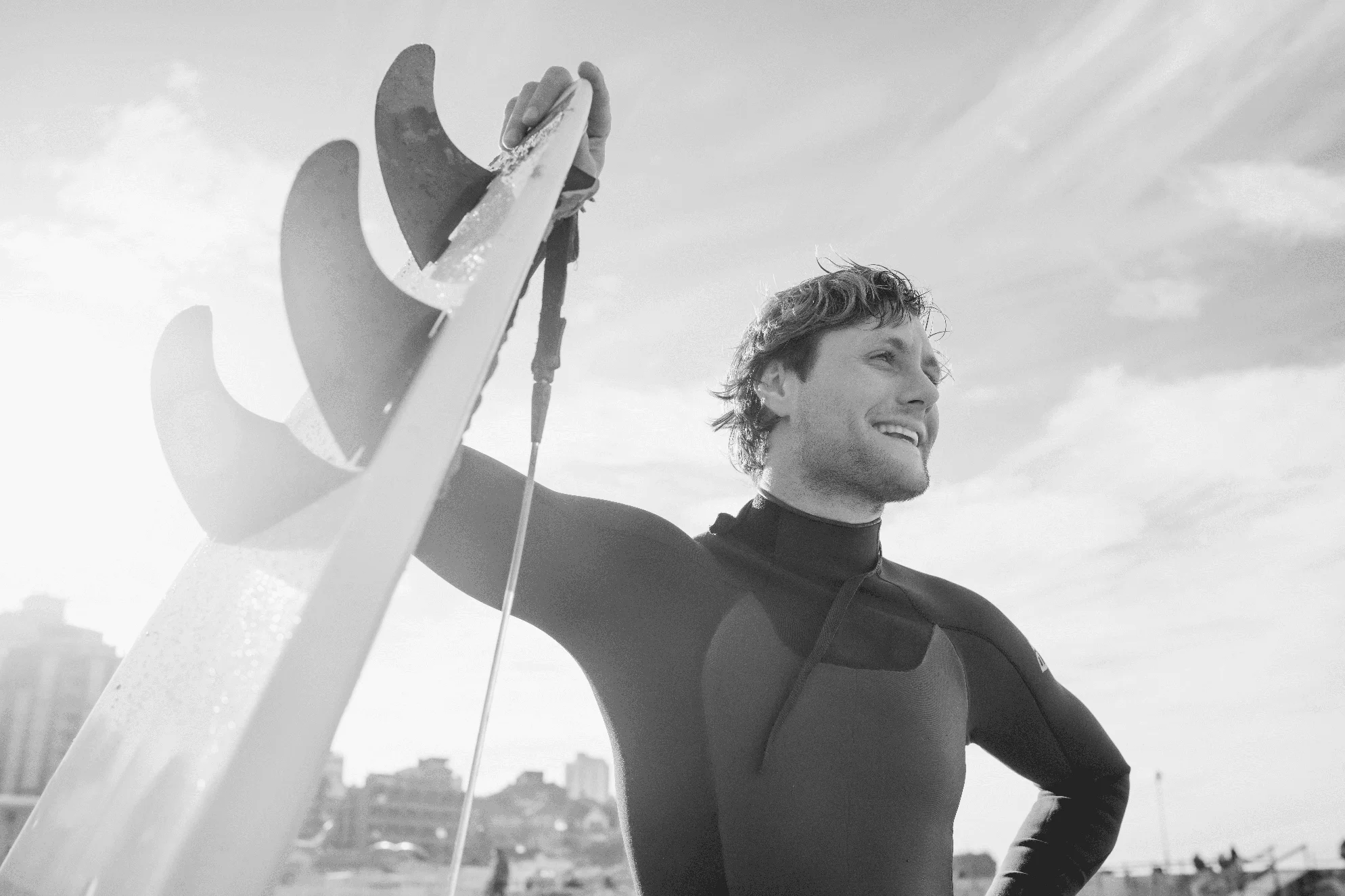 Surfeur debout à la plage avec planche de surf