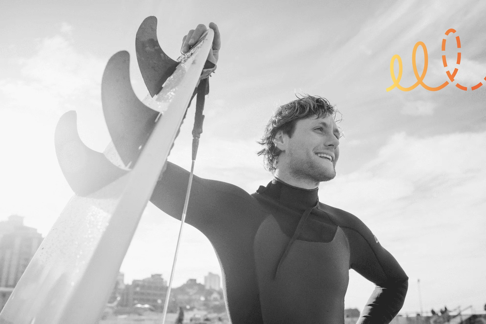 Surfeur debout à la plage avec planche de surf avec motif graphique