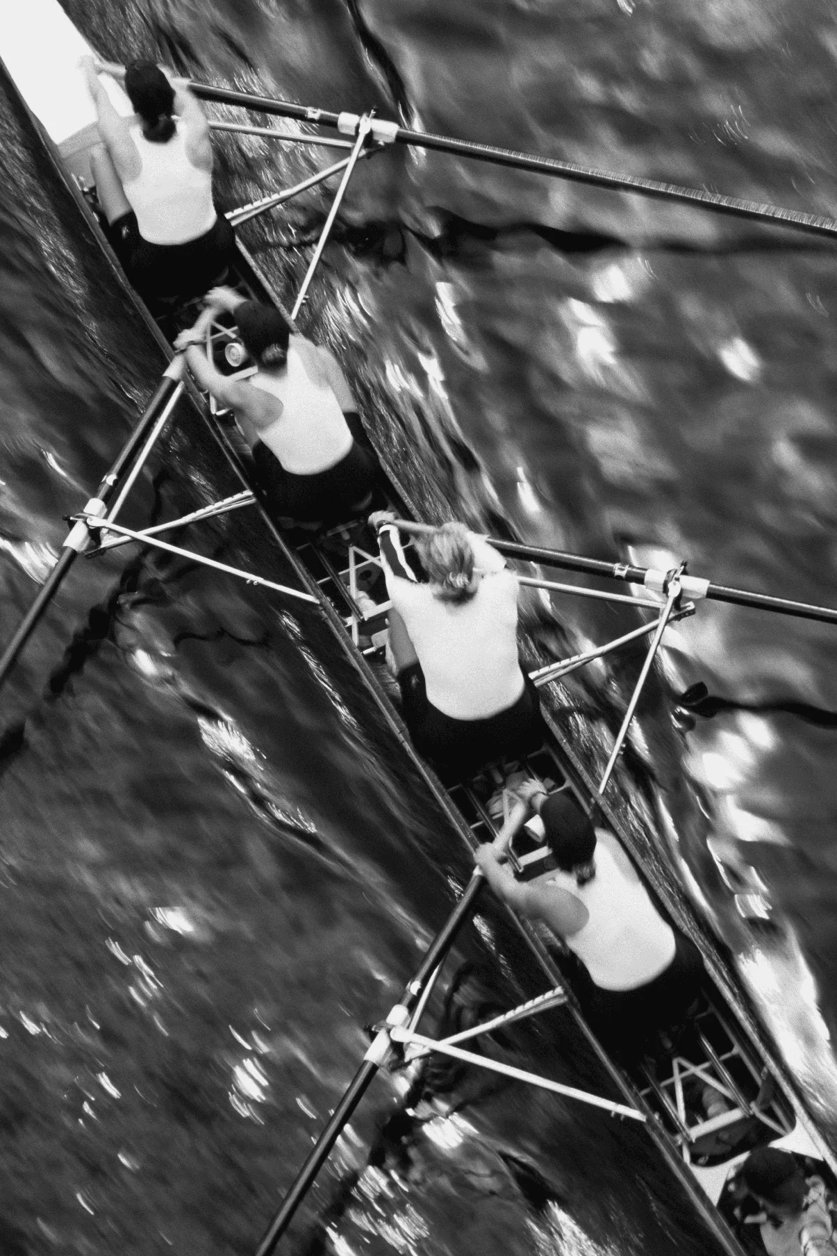 Vue aérienne d'un équipage d'aviron féminin dans leur coque de course, bateau à rames