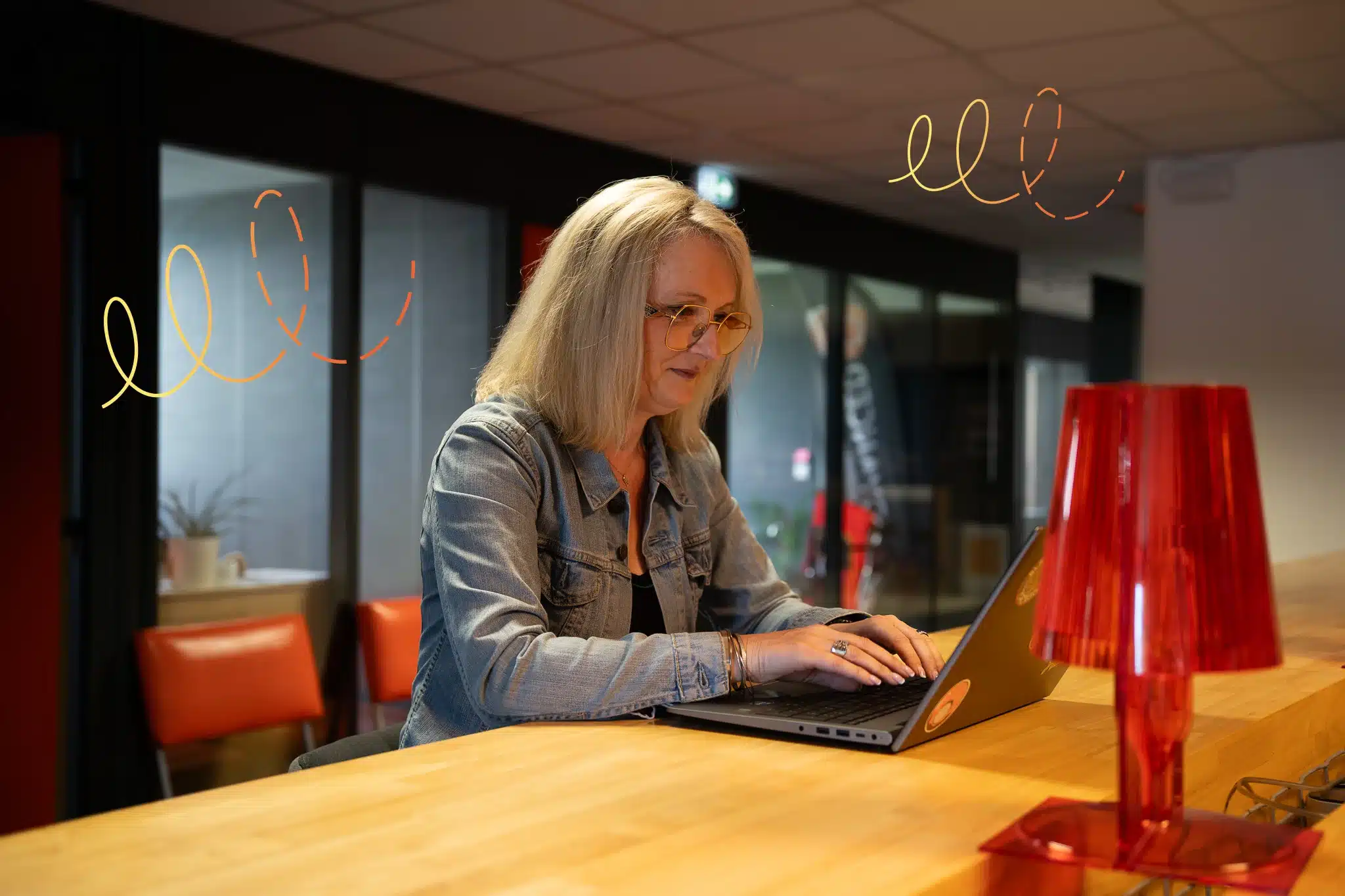 Apprenante concentrée sur son ordinateur