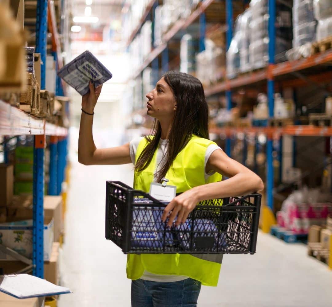 Une employée de la grande distribution trie dans l'entrepôt