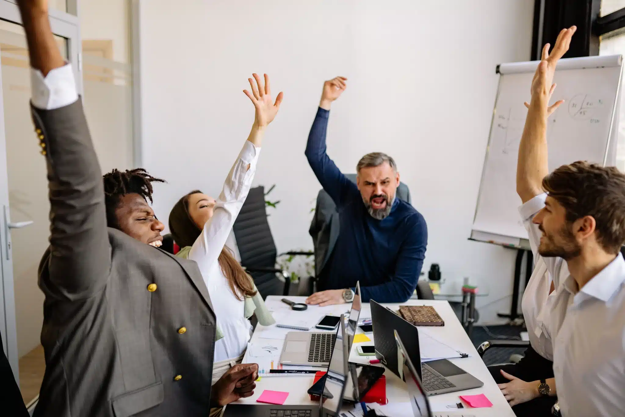Managers et salariés en entreprise illustrant une démarche réussie de qualité de vie au travail