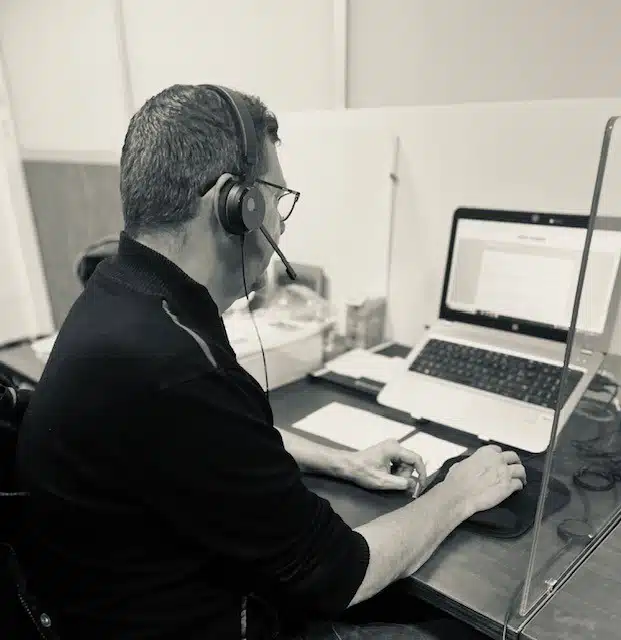 Collaborateur en appel téléphonique